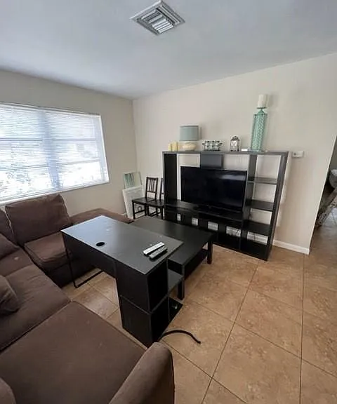 231 SE 9th Ave #2 — Photo 2