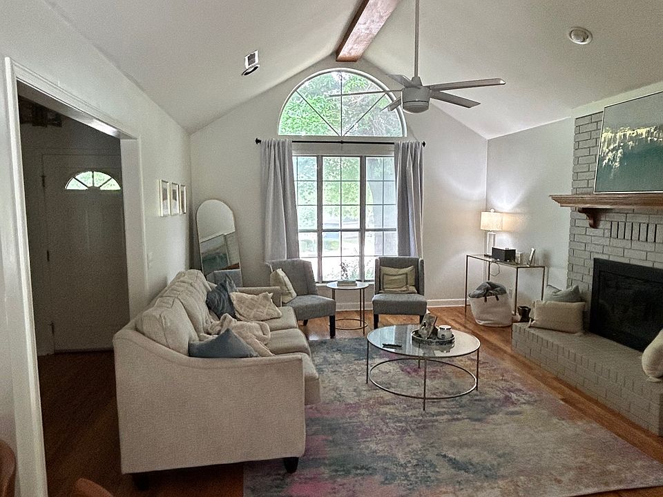 1st image of 2518 N Sheffield Pl