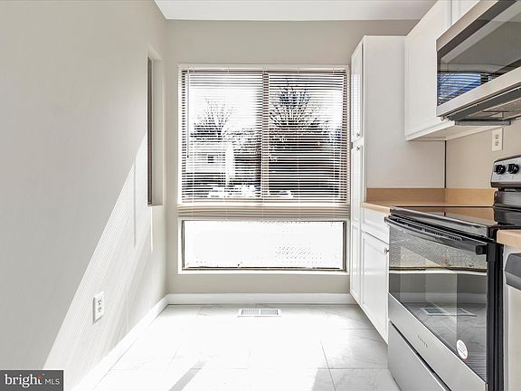 5th image of 21 Woodward Ct