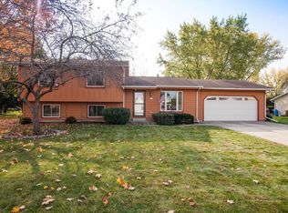 217 E Riverwood Dr, Oconomowoc, WI 53066