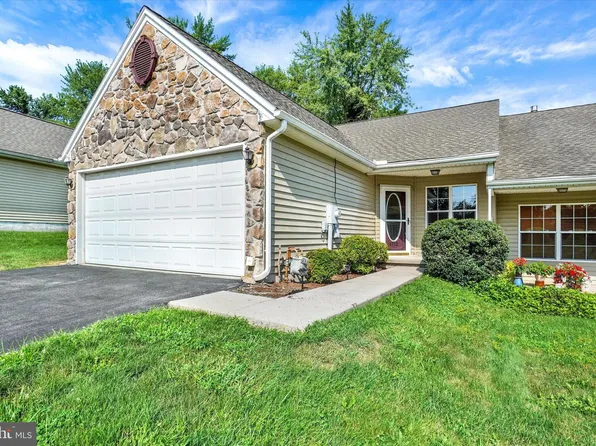 1712 Boxwood Ct, Dover, PA 17315