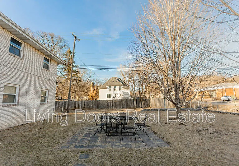 402 W Eldora Ave #D — Photo 4