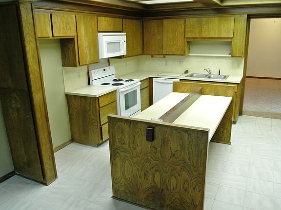 4th image of 2732 Silvertree Dr