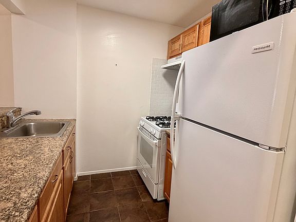 3rd image of 6120 Woodside Ave APT 2C