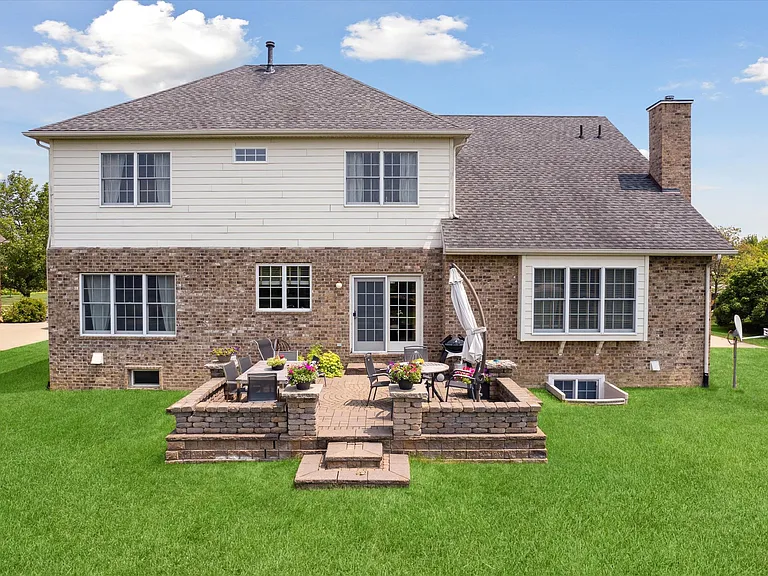 24323 Bellingham Dr — Photo 53