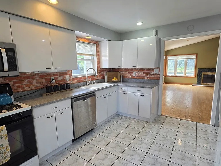 8418 W Crain St — Photo 6