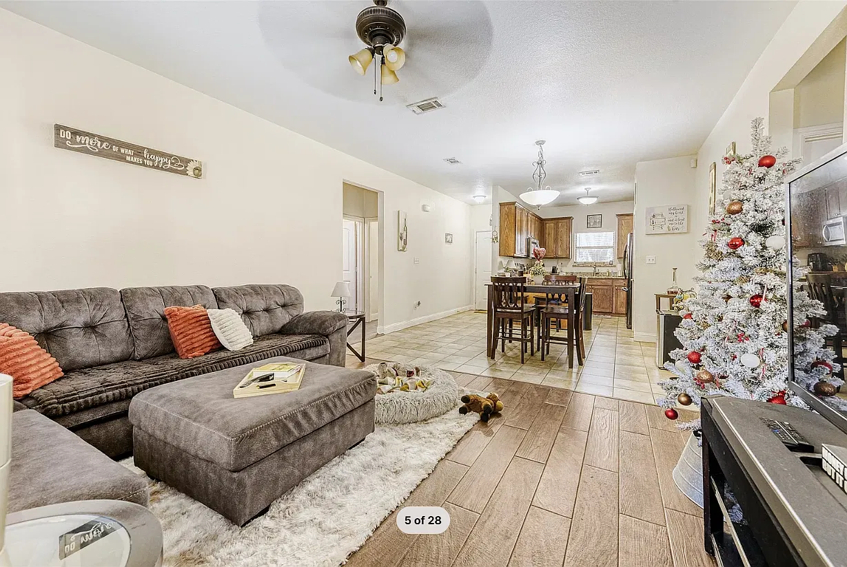 3 bed, 1303 sqft, $2,340 — Photo 2