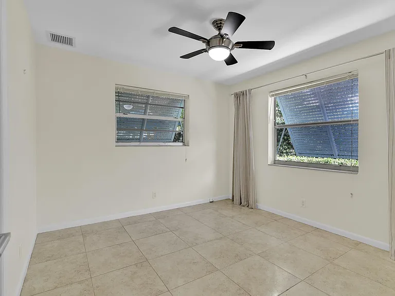 320 NE 1st Ave — Photo 18