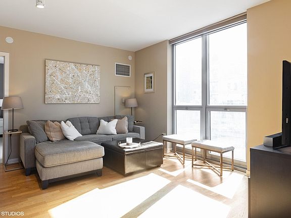 5th image of 200 W Grand Ave APT 1003