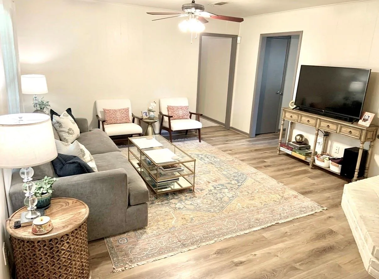 4 bed, 2.0 bath, 1900 sqft, $2,500 — Photo 4