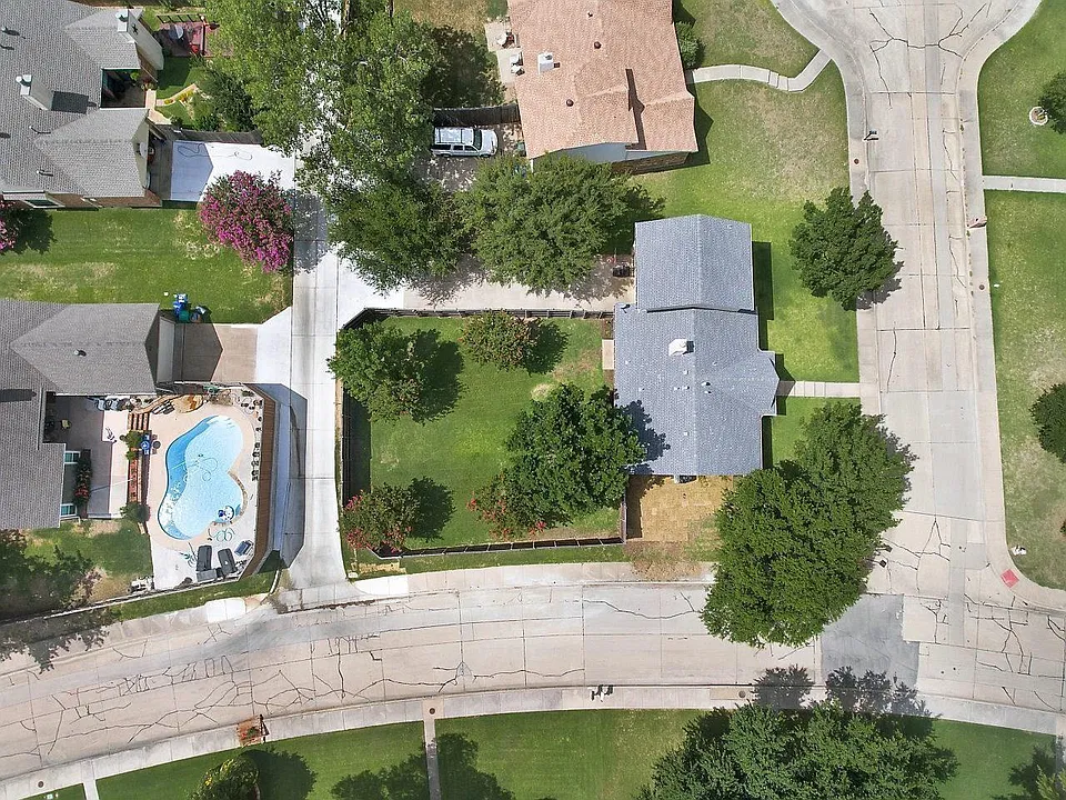 2037 Oakbluff Cir