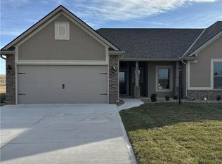 4902 Stonebridge Dr E, Saint Joseph, MO 64505