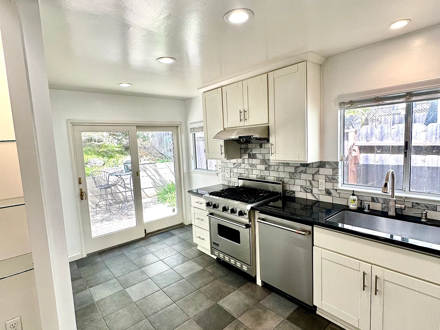 3 bed, 2.5 bath, 1645 sqft, $5,600 — Photo 2