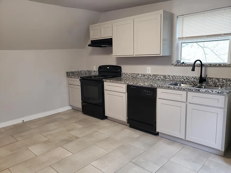 702 College St #3 — Photo 3