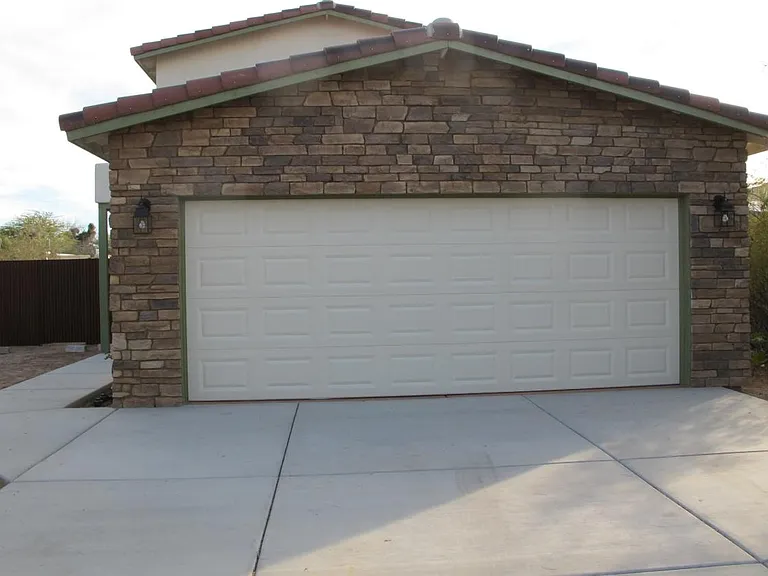 2524 E Lind Rd — Photo 2