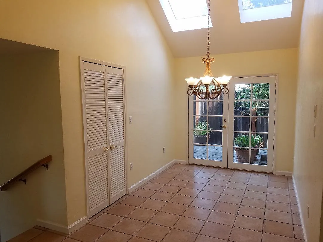 5 bed, 4.5 bath, 3300 sqft, $10,500 — Photo 4