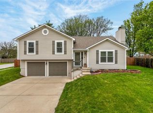 1600 NE Whitestone Dr, Lees Summit, MO 64086