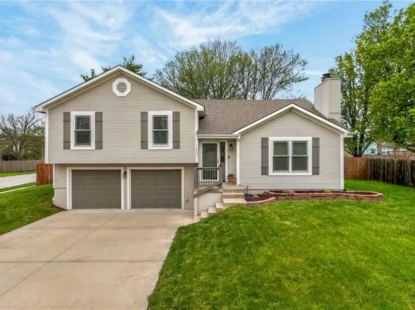 1600 NE Whitestone Dr, Lees Summit, MO 64086