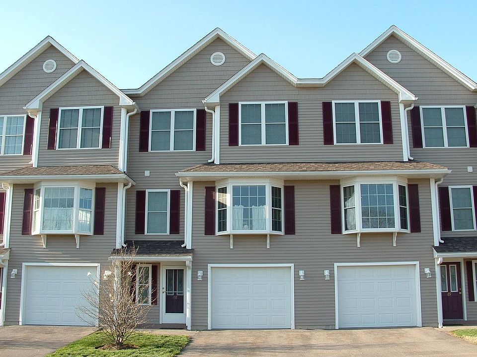 Spacious 3 BR Townhouse