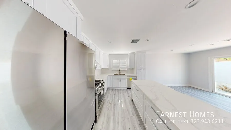 2 + 2 Stylish Reseda Home with Central Air, 2-Car Garage & Washer/Dryer! — Photo 2