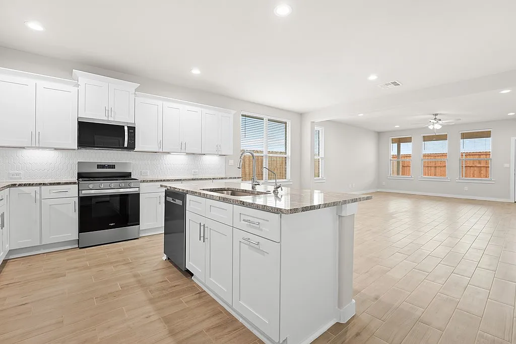 4 bed, 2.5 bath, 2303 sqft, $3,300 — Photo 3