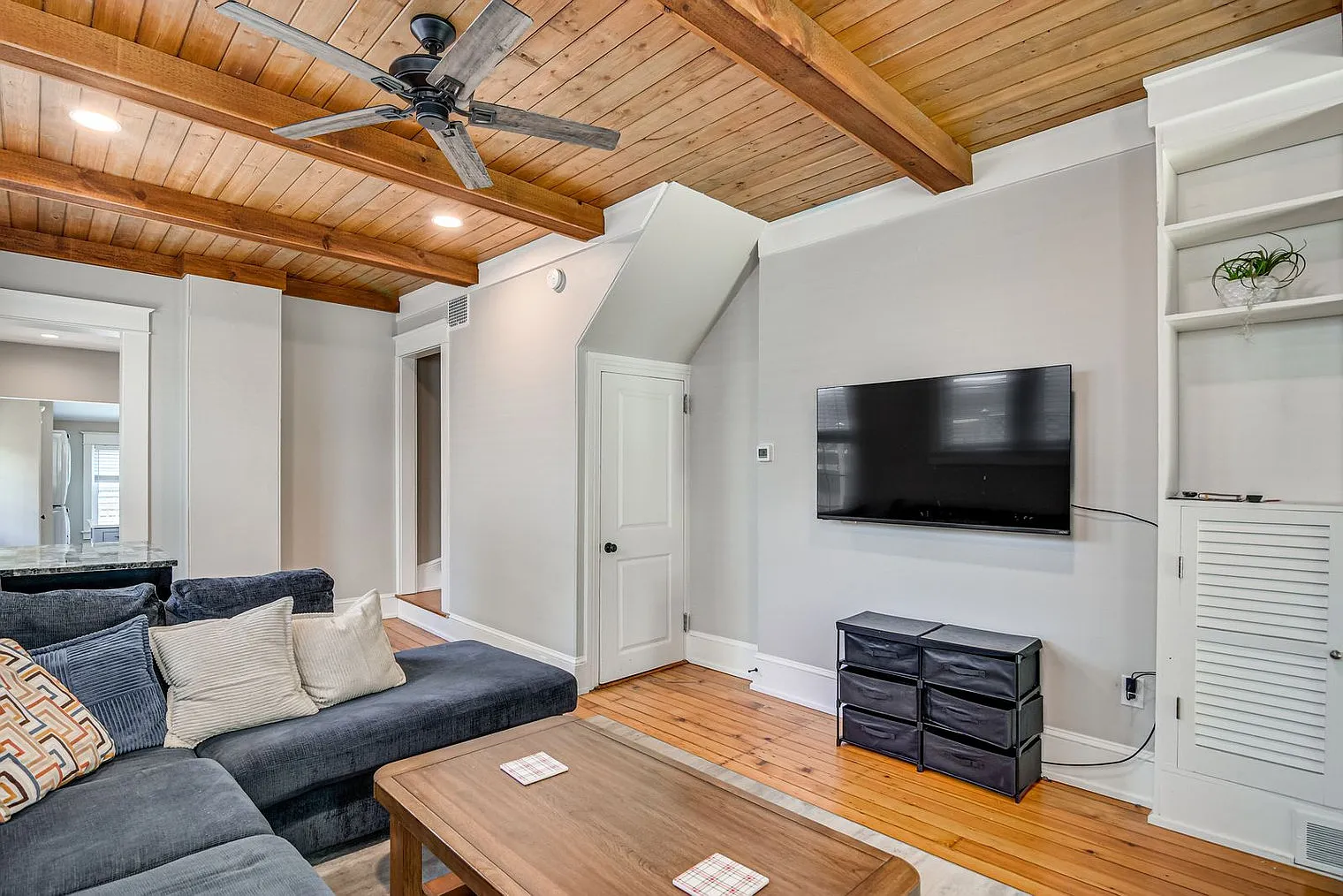 2 bed, 1.0 bath, 893 sqft, $4,902 — Photo 2
