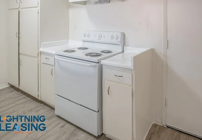 915 N Wilton Pl #304 — Photo 5