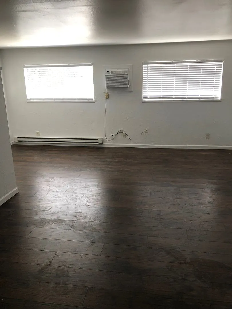 Locust Apartments — Photo 2