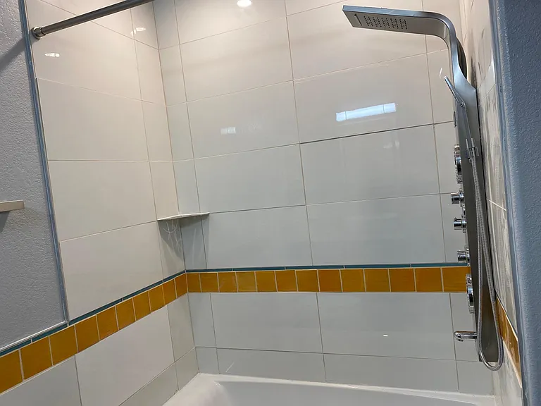 Guest bathroom w/tub