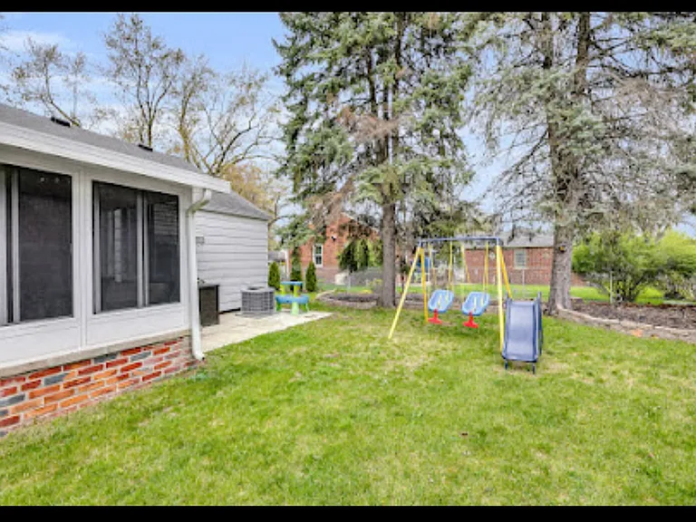 18925 Carlysle Ave — Photo 10
