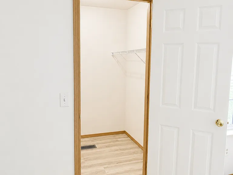 Bed 1 walk in closet