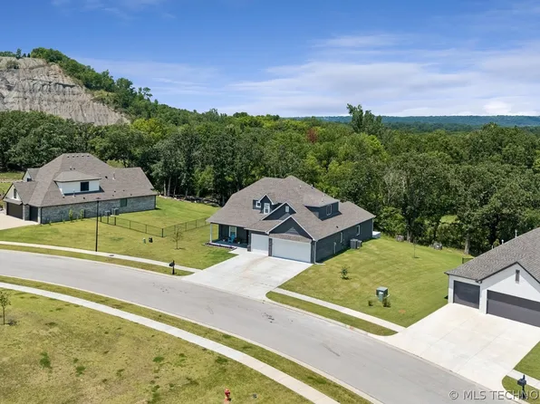 18983 Round Mountain Rd, Catoosa, OK 74015
