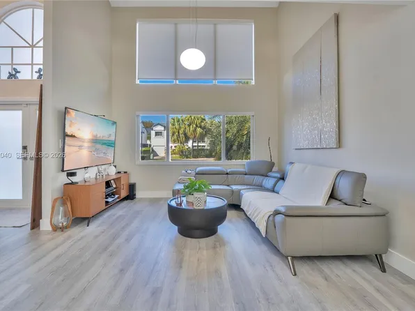 230 NE 212th St, Miami, FL 33179