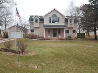 1876 Honey Creek Rd, Manchester, IA 52057