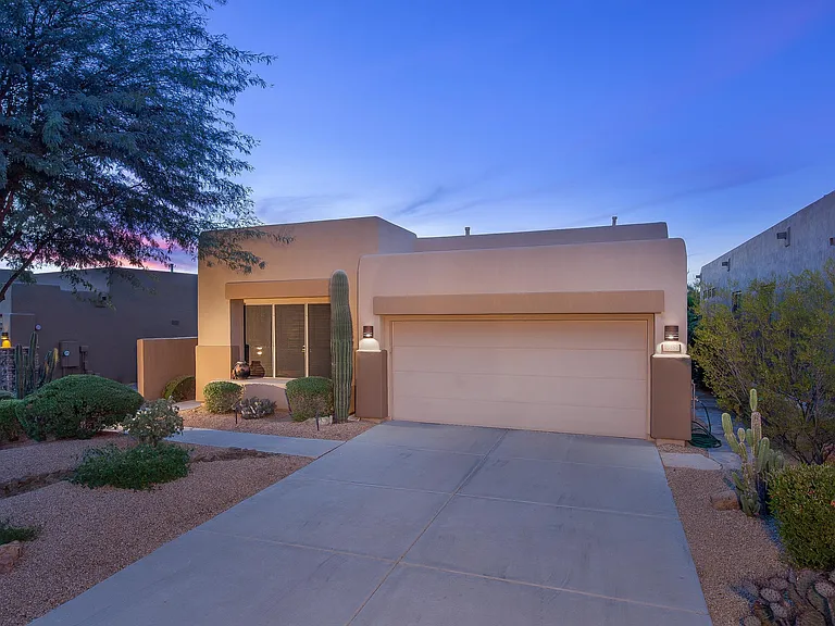 9562 E Chuckwagon Ln — Photo 2
