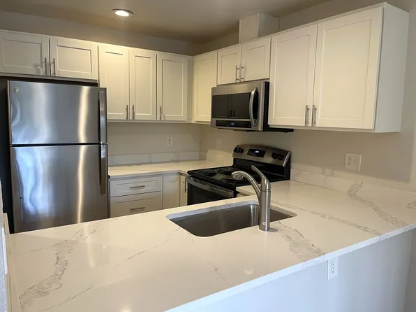 Juanita Ridge E, 11101 NE 128th St #E101, Kirkland, WA 98034