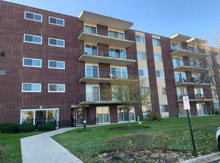 5300 Walnut Ave APT 17A, Downers Grove, IL