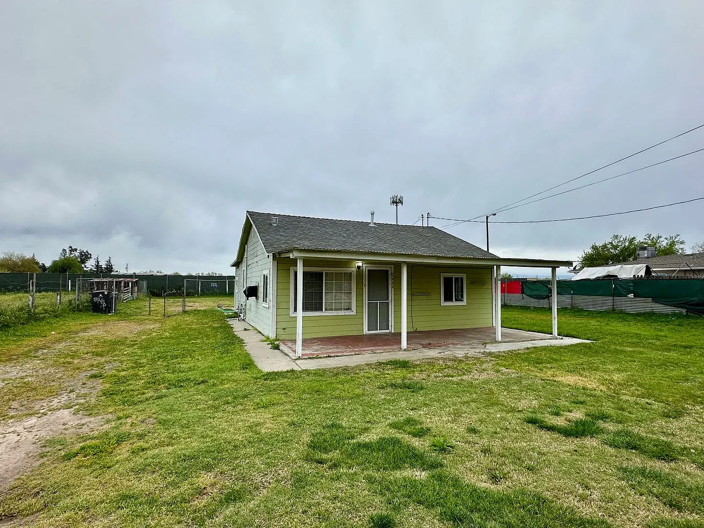 Country living 2 bedroom 1 bathroom house on .67 acres — Photo 2