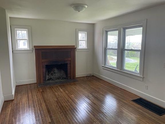 2nd image of 3405 Holiday Ln