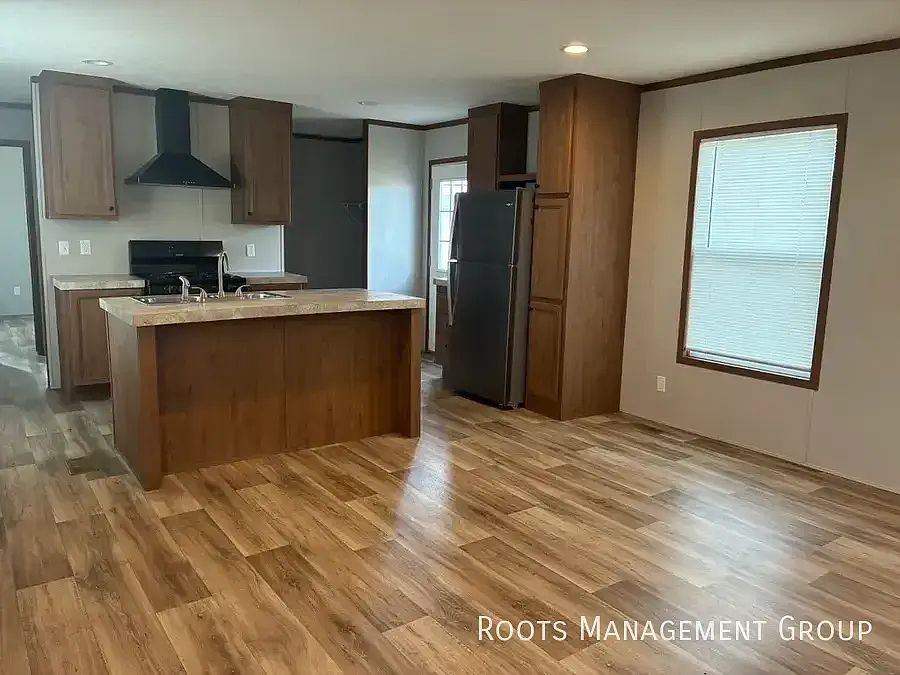 1st image of 700 E 6th St #115