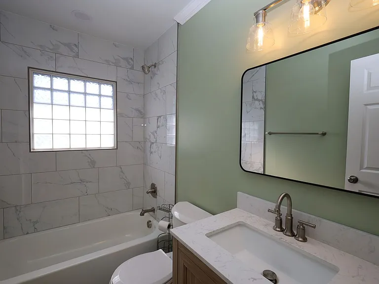 308 E Jane St — Photo 9