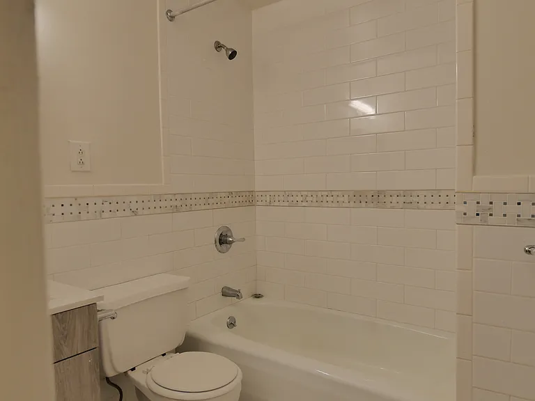 70 E 12th St #1B — Photo 8