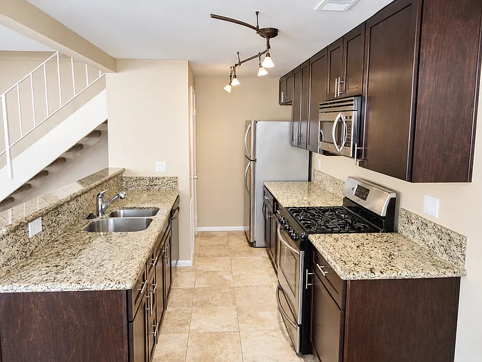2 bed, 1.0 bath, 834 sqft, $2,495 — Photo 2