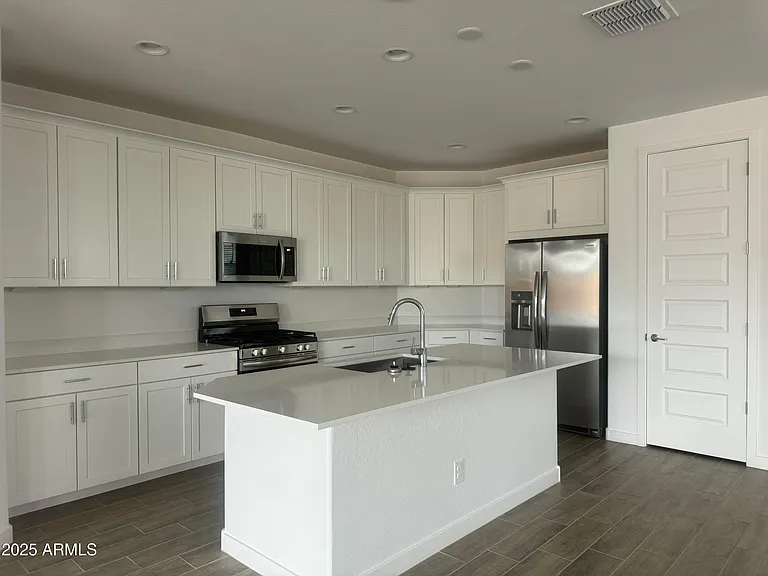 2890 E Frontiersman Ln — Photo 5