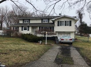 5 Halliday Rd, Coram, NY 11727