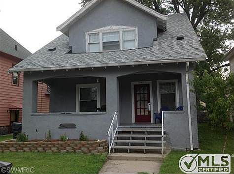 large house, nice front porch
