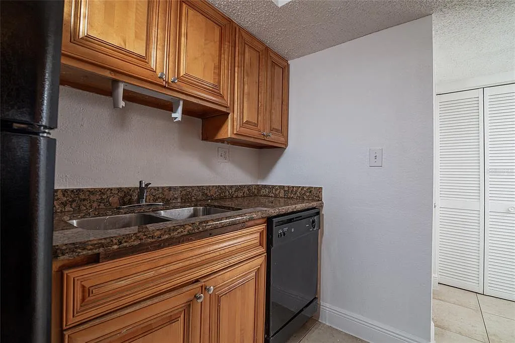 2 bed, 2.0 bath, 976 sqft, $1,400 — Photo 4