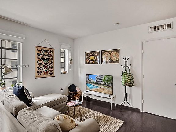 4th image of 435 21st St #210