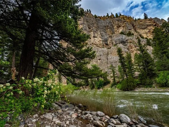 40 Cliff Manor Ln, Gallatin Gateway, MT 59730