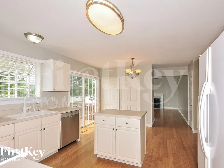 124 Royallsprings Pkwy — Photo 5